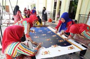Batik Mandau dan Batik Dumai: Kemandirian Ekonomi Lewat Kreativitas dalam Helai Pelestarian Budaya